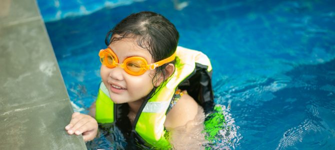 Att välja rätt simväst för barn utifrån ålder och användning